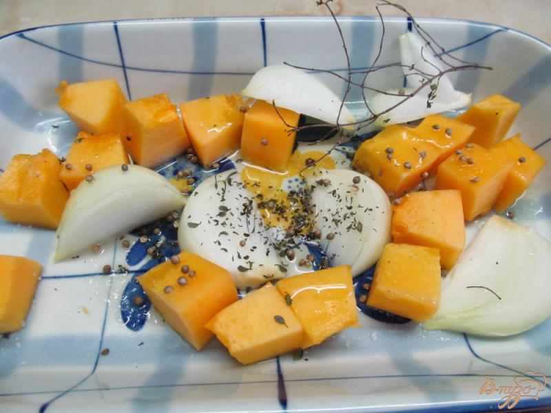 Фото приготовление рецепта: Салат из тыквы с кус-кусом и сырами шаг №2