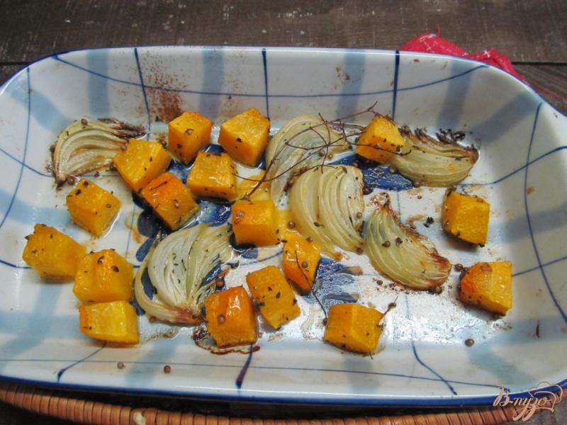 Фото приготовление рецепта: Салат из тыквы с кус-кусом и сырами шаг №3