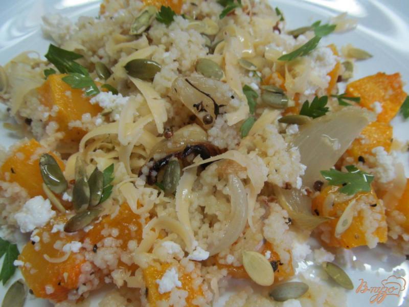 Фото приготовление рецепта: Салат из тыквы с кус-кусом и сырами шаг №7