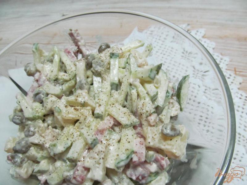 Фото приготовление рецепта: Салат из картофеля огурца и каперсов шаг №4