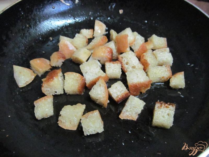 Фото приготовление рецепта: Салат из фасоли с сухариками шаг №4