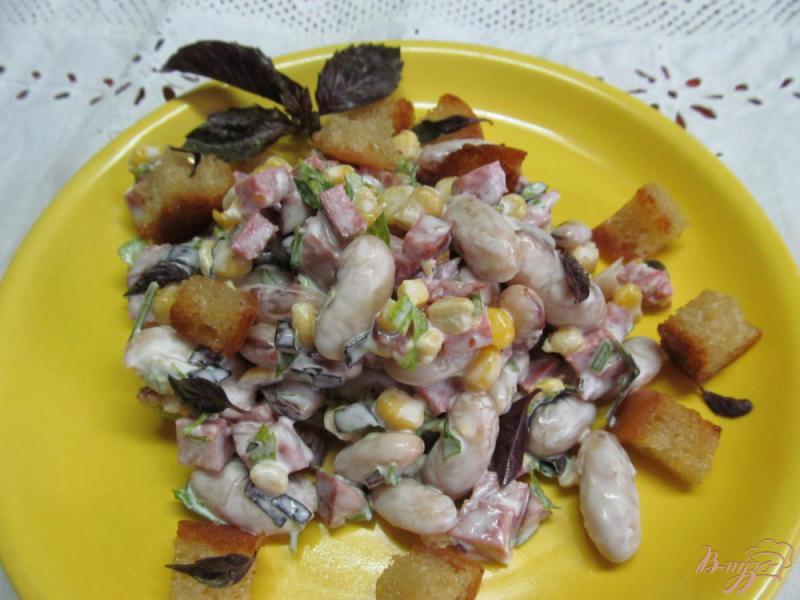 Фото приготовление рецепта: Салат из фасоли с сухариками шаг №6