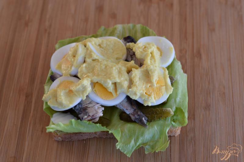Фото приготовление рецепта: Бутерброд с сардинами шаг №5
