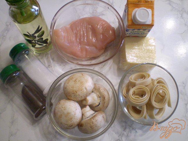 Фото приготовление рецепта: Домашняя лапша с курицей, грибами и сыром шаг №1