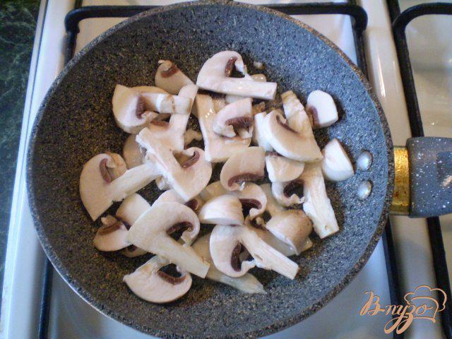 Фото приготовление рецепта: Домашняя лапша с курицей, грибами и сыром шаг №3