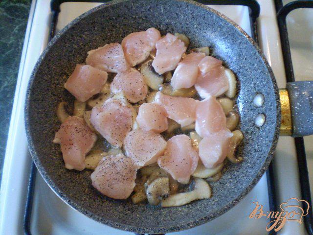 Фото приготовление рецепта: Домашняя лапша с курицей, грибами и сыром шаг №5