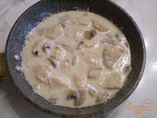 Фото приготовление рецепта: Домашняя лапша с курицей, грибами и сыром шаг №6