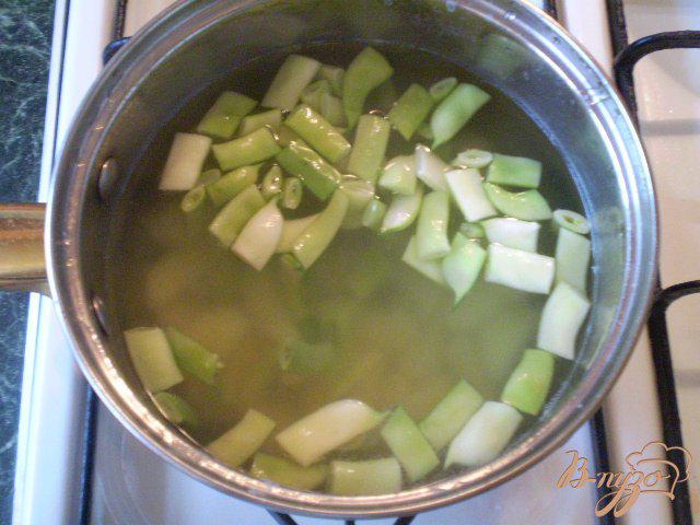 Фото приготовление рецепта: Суп с фасолью и помидором шаг №5