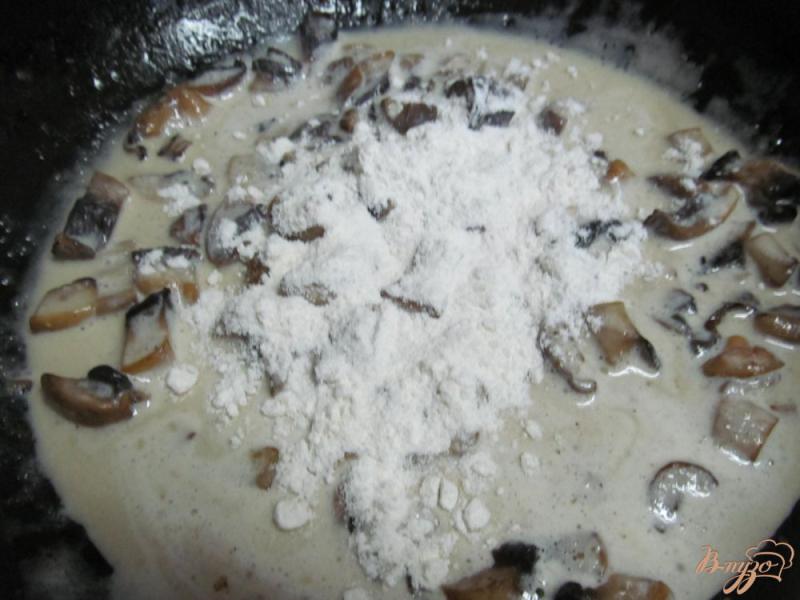 Фото приготовление рецепта: Макароны с грибным соусом и каперсами шаг №4