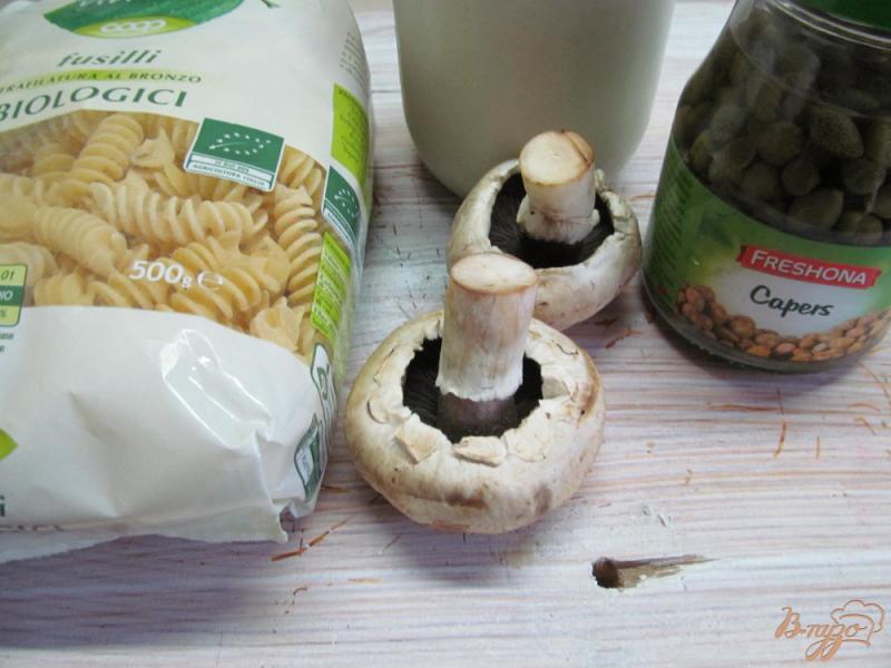 Фото приготовление рецепта: Макароны с грибным соусом и каперсами шаг №1