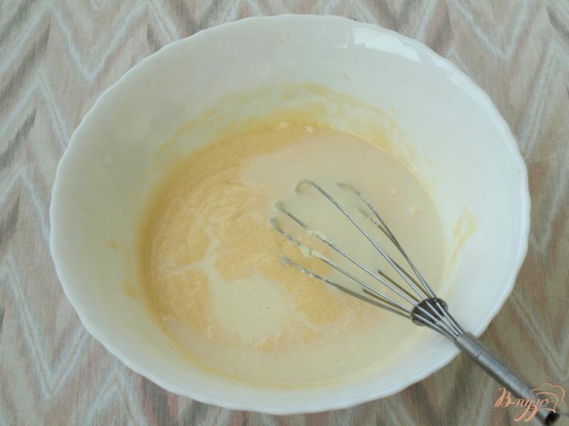 Фото приготовление рецепта: Вкусный кекс с малиной шаг №2