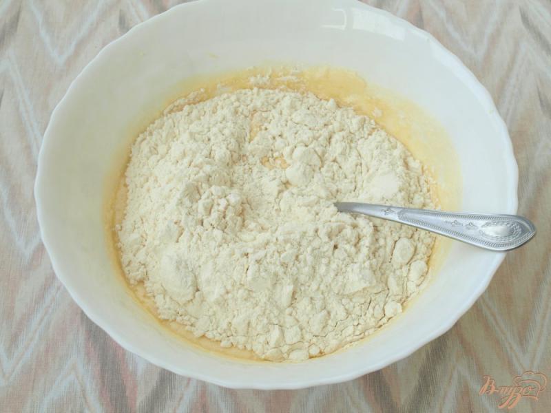 Фото приготовление рецепта: Вкусный кекс с малиной шаг №3