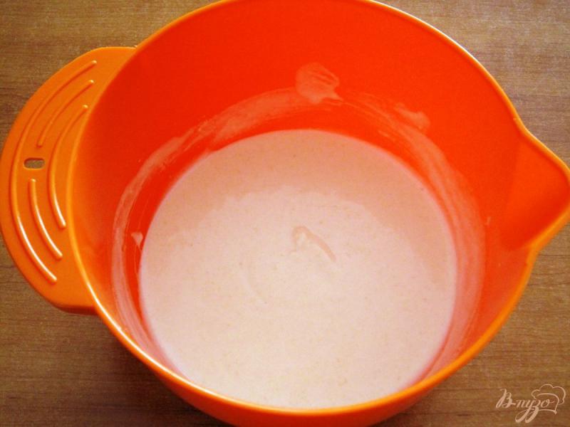 Фото приготовление рецепта: Десерт из ежевики и слив с йогуртом шаг №7