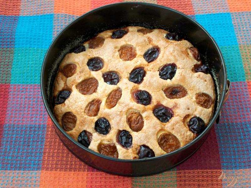 Фото приготовление рецепта: Пирог из слив и абрикос на кефире шаг №4