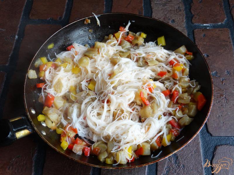 Фото приготовление рецепта: Рисовая лапша с овощами шаг №7