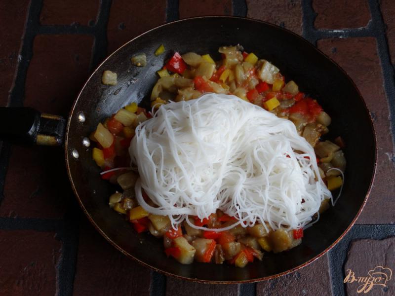 Фото приготовление рецепта: Рисовая лапша с овощами шаг №6