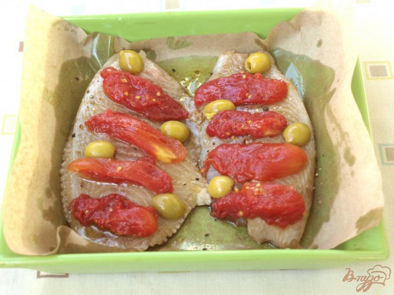 Фото приготовление рецепта: Тилапия из духовки с помидорами и сыром шаг №2