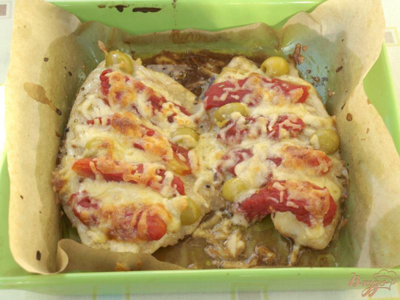 Фото приготовление рецепта: Тилапия из духовки с помидорами и сыром шаг №4