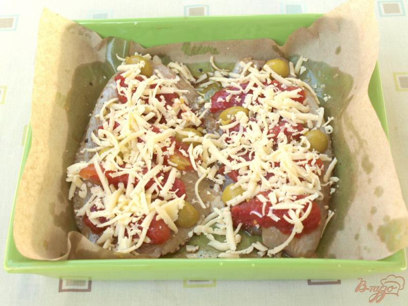 Фото приготовление рецепта: Тилапия из духовки с помидорами и сыром шаг №3