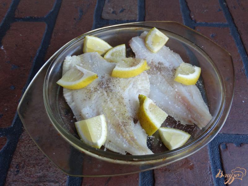 Фото приготовление рецепта: Камбала запеченная с лимоном и розмарином шаг №3