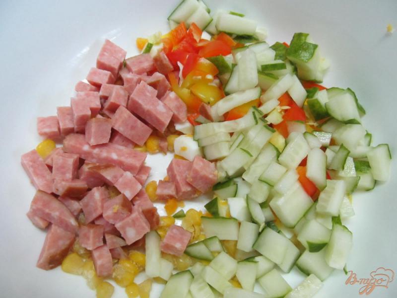 Фото приготовление рецепта: Салат с огурцом кукурузой перцем и салями шаг №4