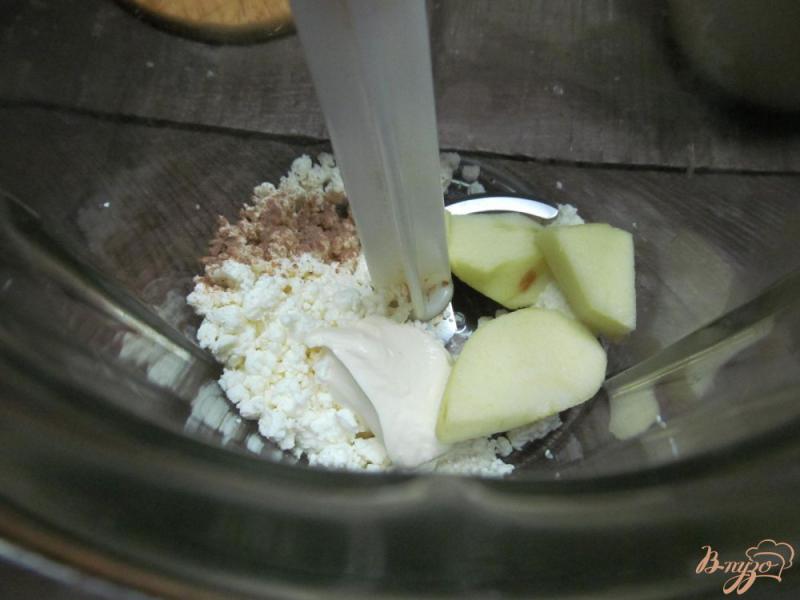 Фото приготовление рецепта: Десерт из груши с творогом шаг №3
