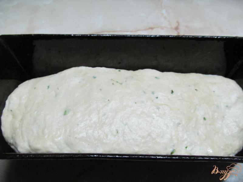 Фото приготовление рецепта: Белый хлеб на сыворотке и огуречном соусе шаг №4