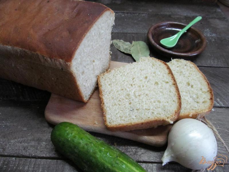 Фото приготовление рецепта: Белый хлеб на сыворотке и огуречном соусе шаг №7