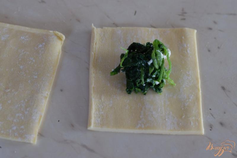 Фото приготовление рецепта: Слоеные пирожки со шпинатом и фетой шаг №5