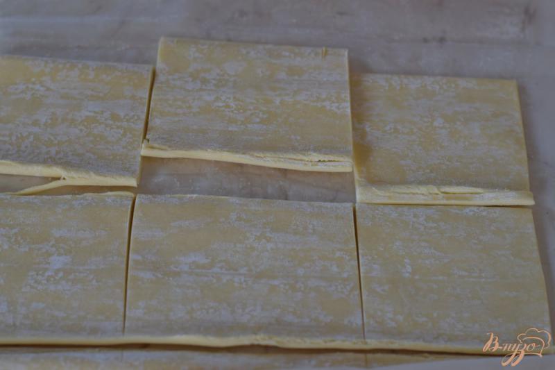 Фото приготовление рецепта: Слоеные пирожки со шпинатом и фетой шаг №4