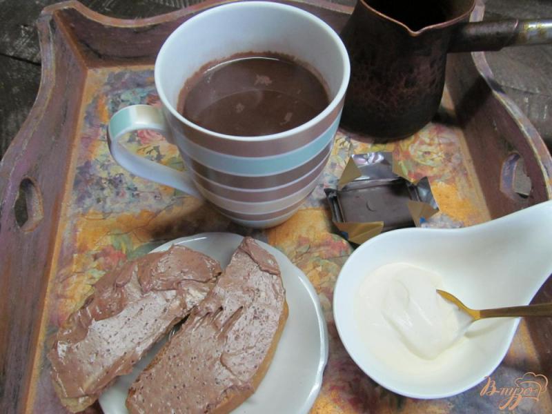 Фото приготовление рецепта: Какао со сметаной шоколадом и масло-какао шаг №4