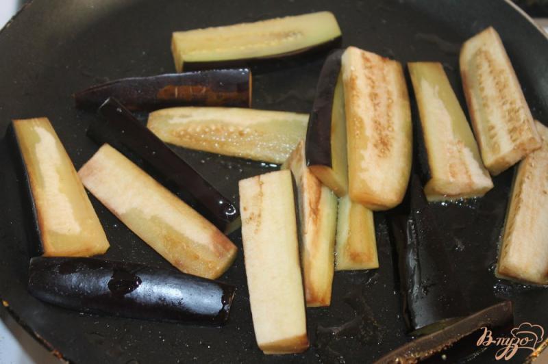 Фото приготовление рецепта: Баклажаны жаренные в соевом соусе с чесноком шаг №3