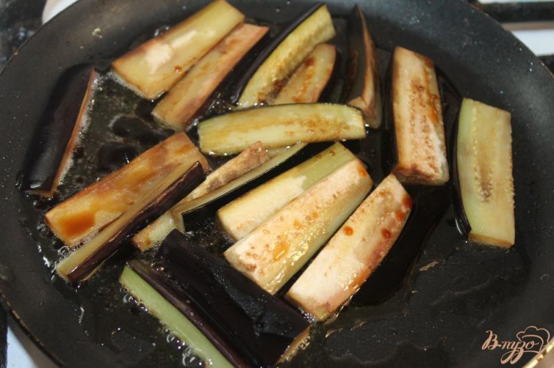 Фото приготовление рецепта: Баклажаны жаренные в соевом соусе с чесноком шаг №4