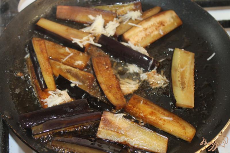 Фото приготовление рецепта: Баклажаны жаренные в соевом соусе с чесноком шаг №5