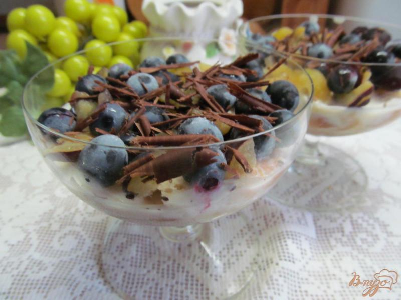 Фото приготовление рецепта: Десерт из печенья с виноградом и сливой шаг №9