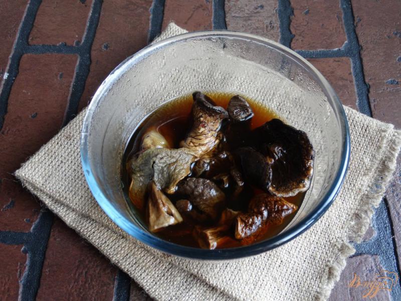 Фото приготовление рецепта: Картофель жареный с лесными грибами шаг №3