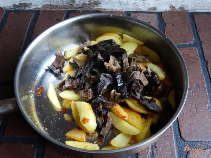 Фото приготовление рецепта: Картофель жареный с лесными грибами шаг №8