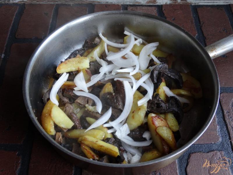 Фото приготовление рецепта: Картофель жареный с лесными грибами шаг №9