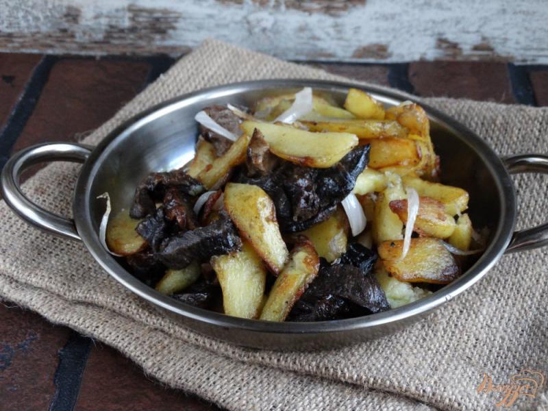 Фото приготовление рецепта: Картофель жареный с лесными грибами шаг №11