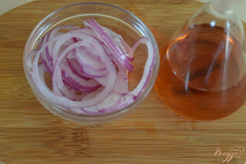 Фото приготовление рецепта: Салат с горошком и листовым салатом шаг №3