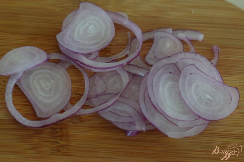 Фото приготовление рецепта: Салат с горошком и листовым салатом шаг №2