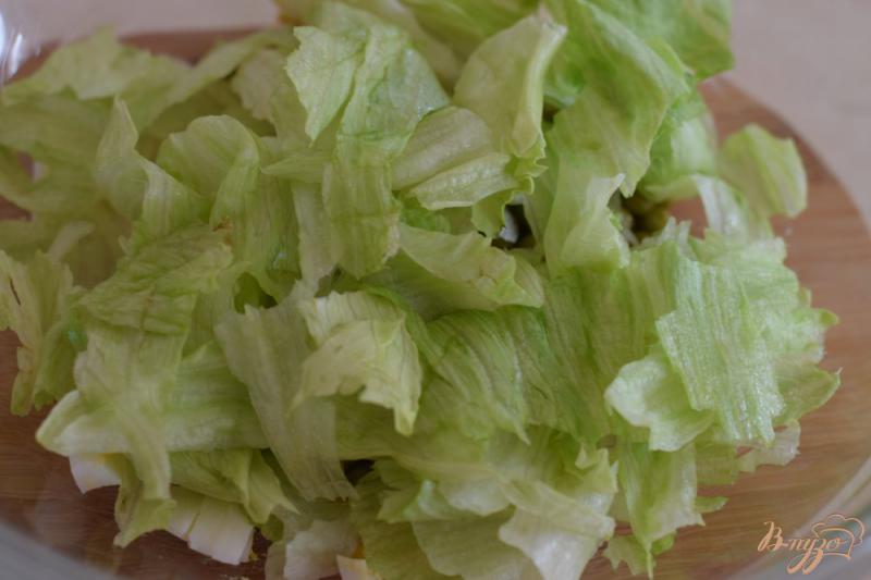 Фото приготовление рецепта: Салат с горошком и листовым салатом шаг №6