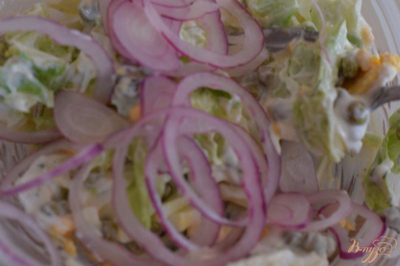 Фото приготовление рецепта: Салат с горошком и листовым салатом шаг №8