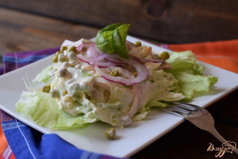 Фото приготовление рецепта: Салат с горошком и листовым салатом шаг №9