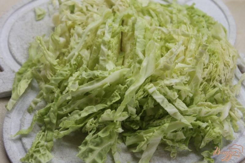 Фото приготовление рецепта: Салат с капустой и копченой курицей шаг №4