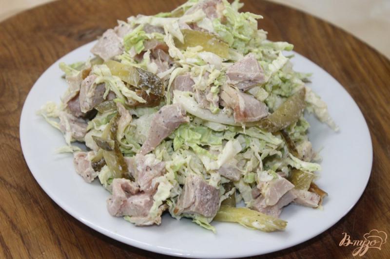 Фото приготовление рецепта: Салат с капустой и копченой курицей шаг №6