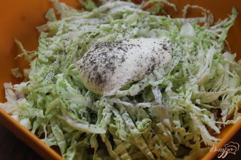 Фото приготовление рецепта: Салат с капустой и копченой курицей шаг №5