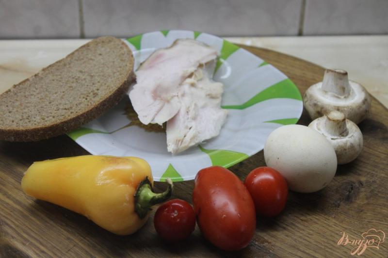 Фото приготовление рецепта: Салат с копченым куриным филе и жаренными шампиньонами шаг №1
