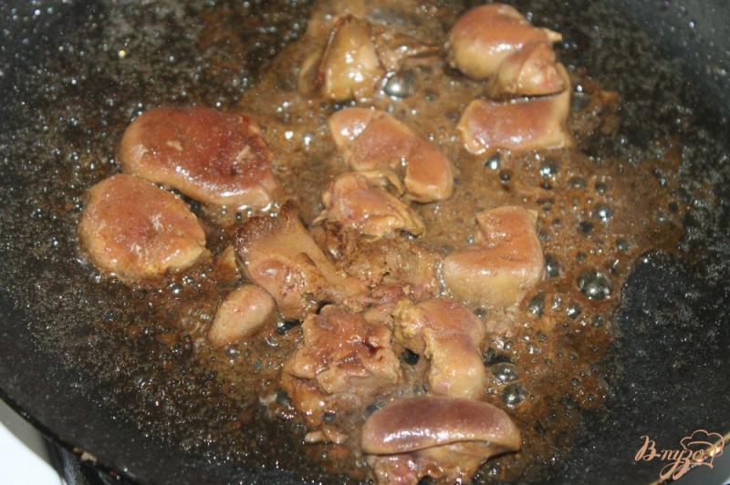 Фото приготовление рецепта: Салат с куриной печенью и маринованным луком шаг №3