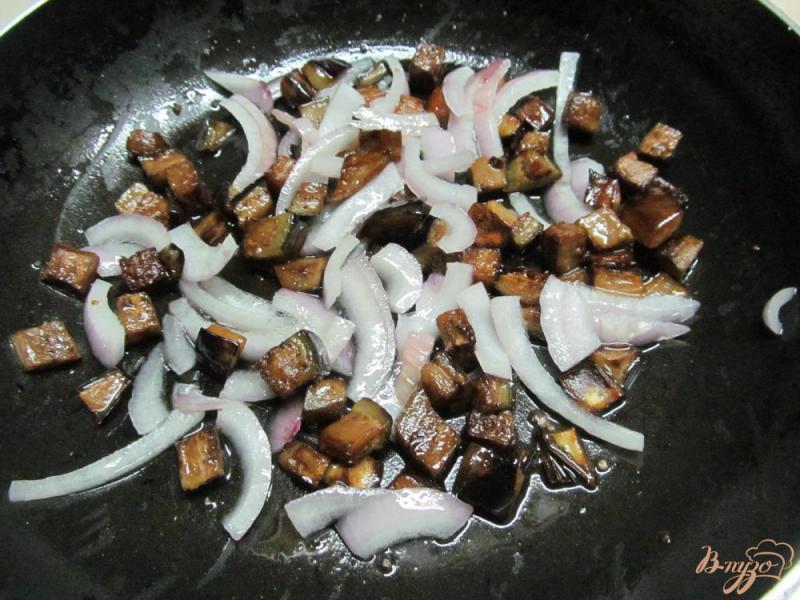 Фото приготовление рецепта: Салат из баклажана с яйцом шаг №4